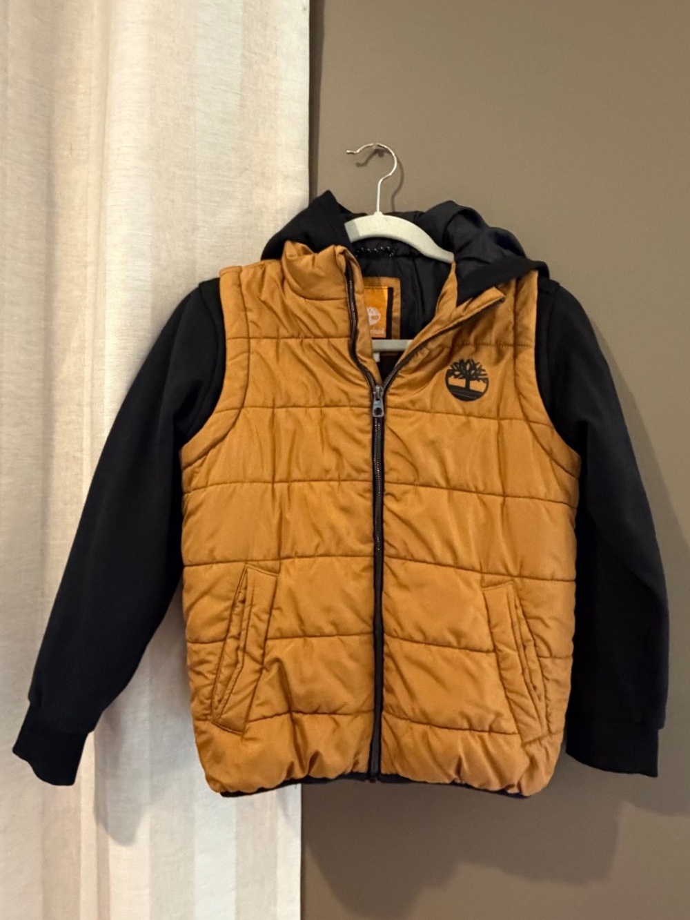 Timberland Boys Hybrid Puffer Camel Torso Black Sleeves, Size 10/12